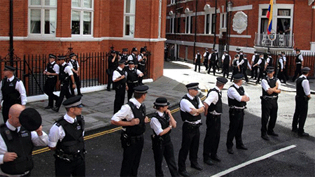 Londres ya no vigila la embajada de Ecuador donde se refugia Assange